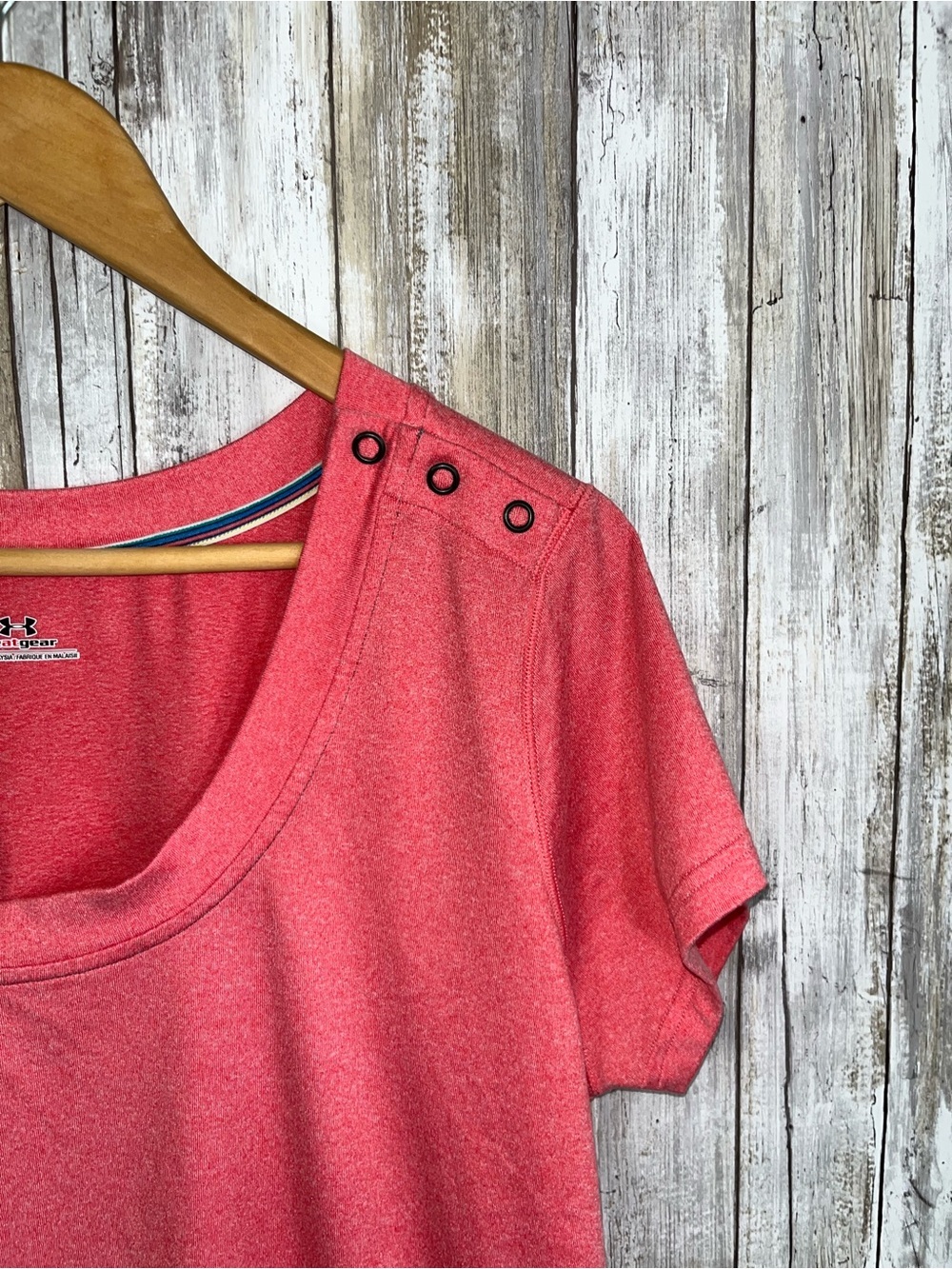 Under Armour HeatGear Pink Short Sleeve Top XL Athletic Tee Button Shoulder - Picture 3 of 5
